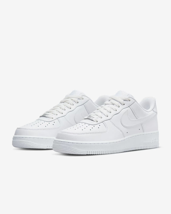 Scarpe Nike Air Force 1 bianche con dettagli classici, vista frontale con suola bianca e design sportivo.